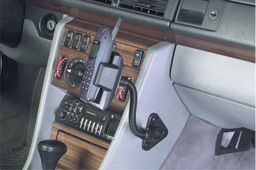 HR Auto-Comfort Handy-Universalhalter inkl. Schwanenhals mit Schraubbefestigung - Anwendungsbeispiel mit Handy